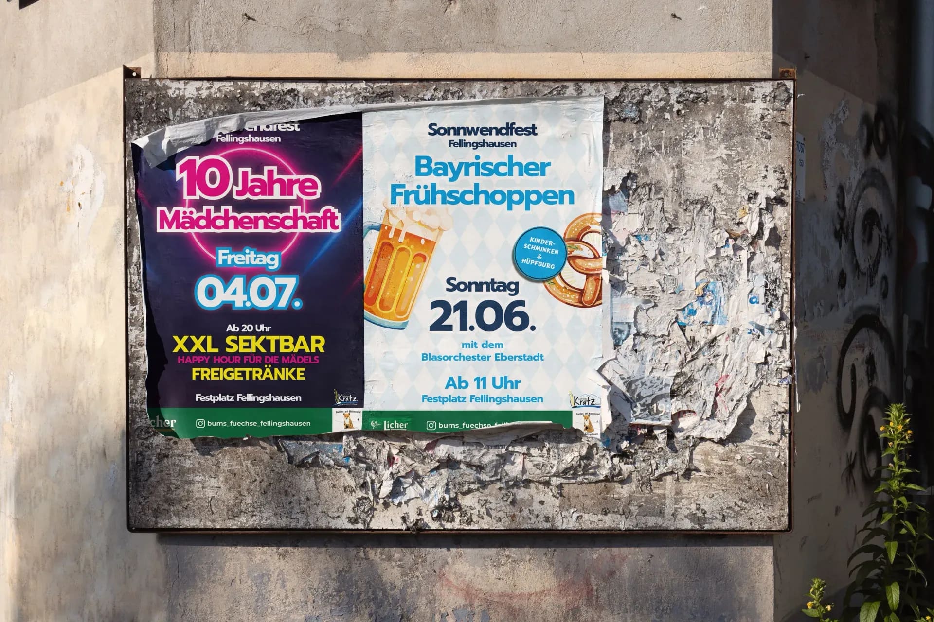 Zwei Plakate nebeneinander in einem verwitterten Schaukasten: Jubiläum der Mädchenschaft und Bayrischer Frühschoppen