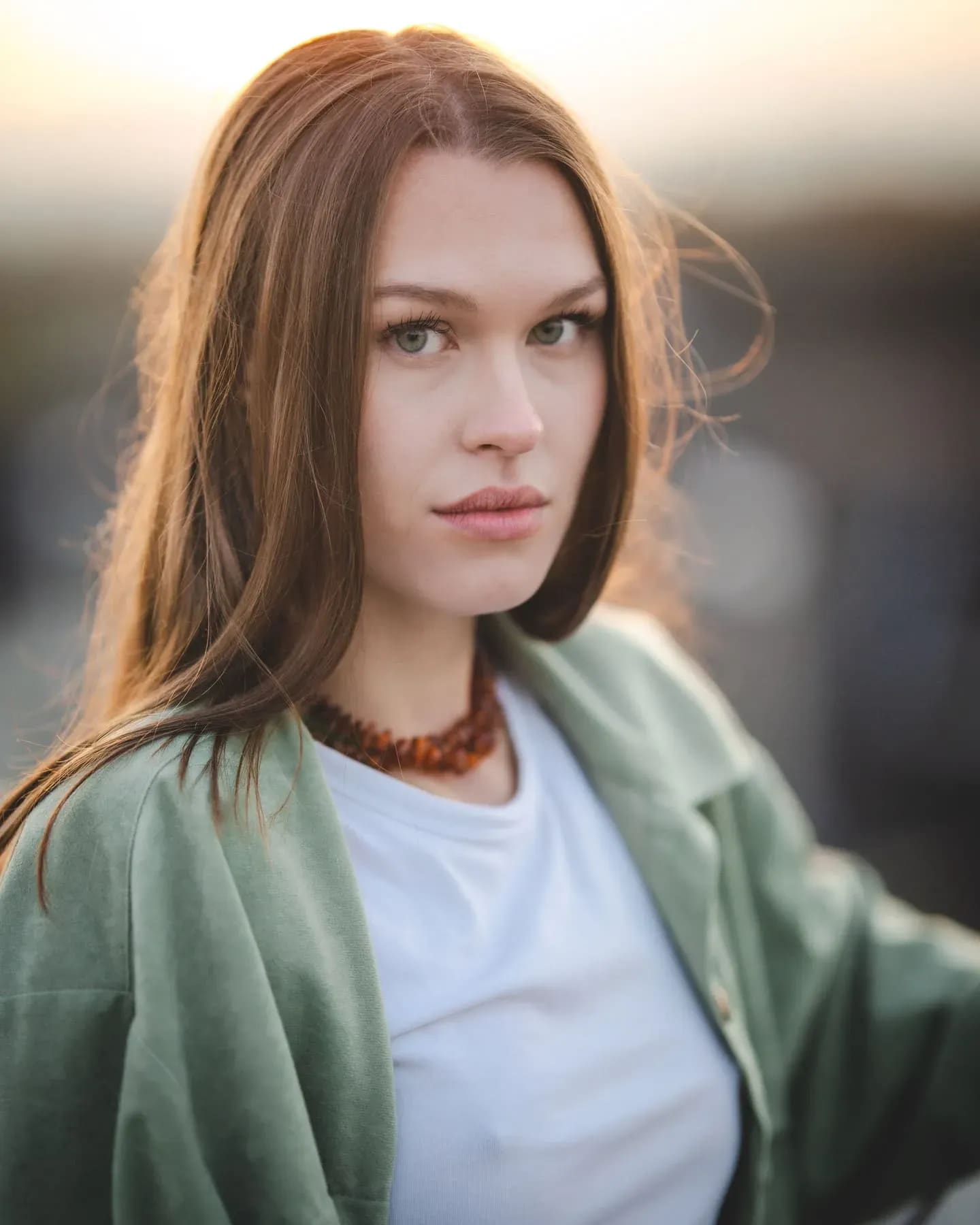 Nahes Porträt, Haare vom Wind bewegt, direkter Blick in die Kamera