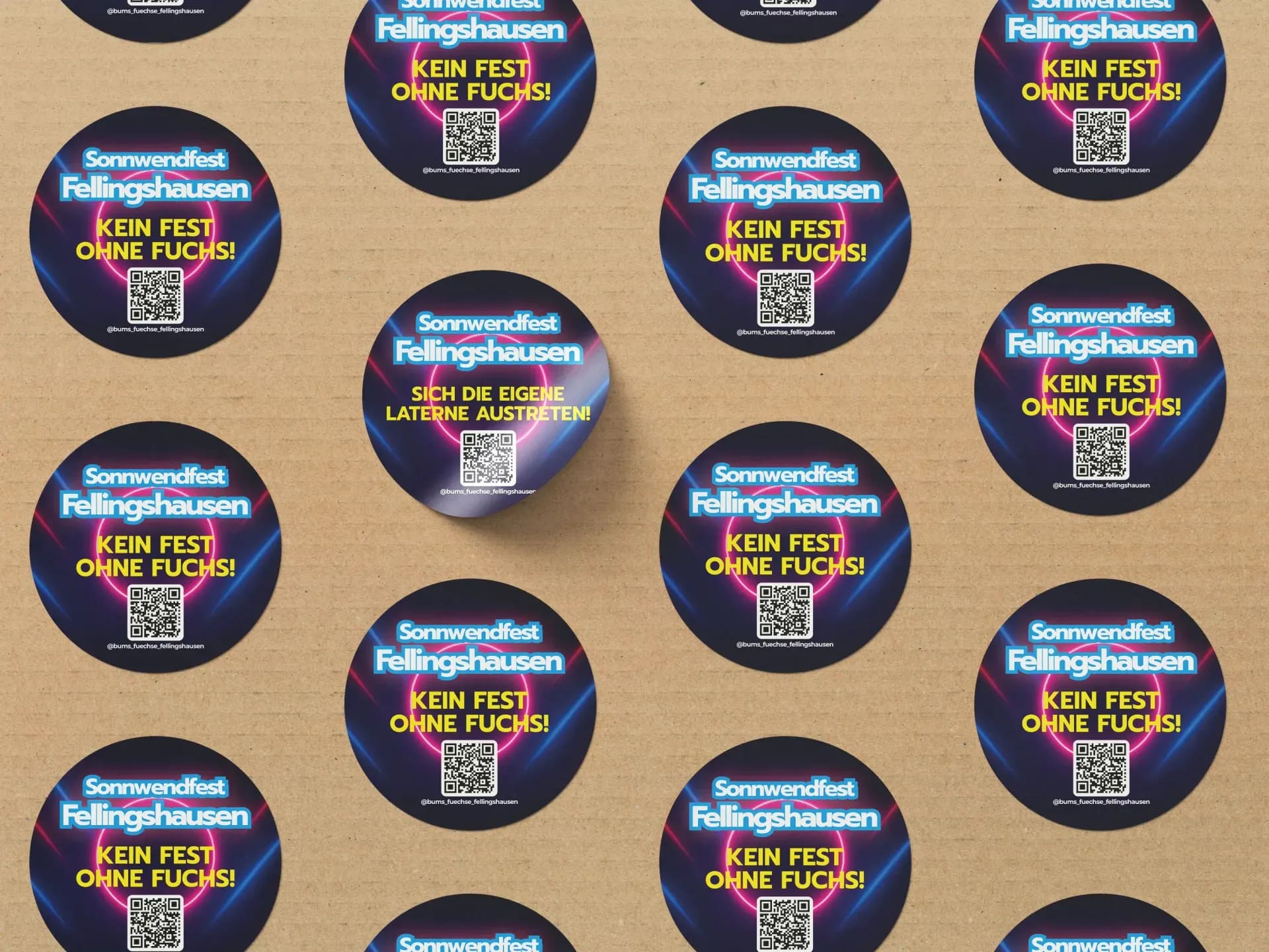 Runde Sticker mit dem Schriftzug Sonnwendfest Fellingshausen und dem Spruch „Kein Fest ohne Fuchs"