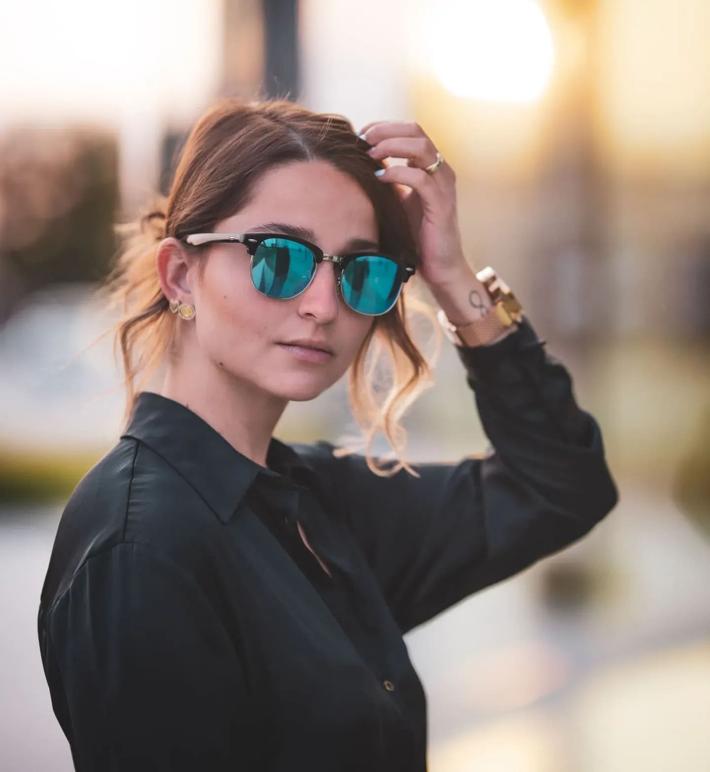 Nahes Porträt mit blau verspiegelter Sonnenbrille und schwarzem Hemd