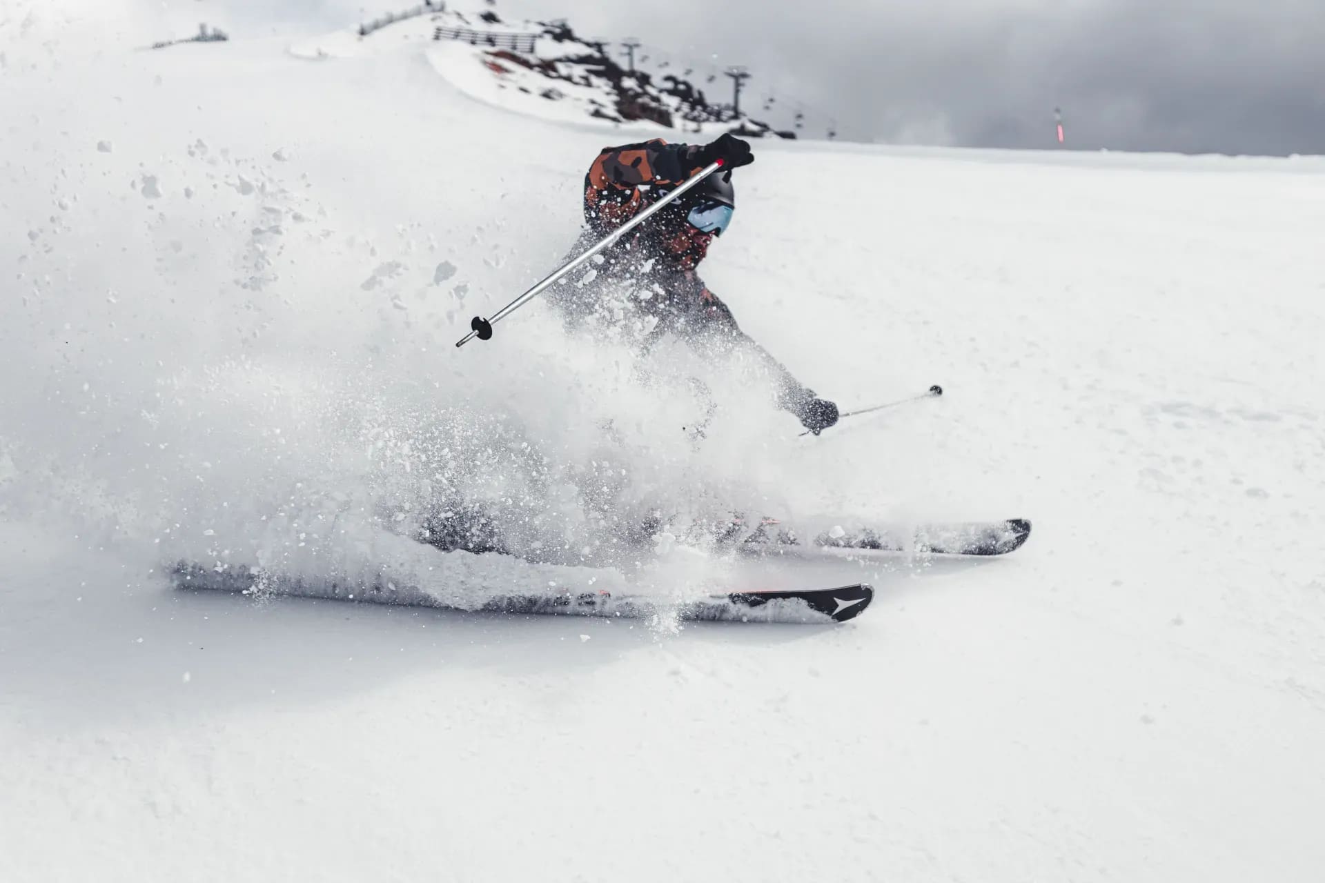 Skifahrer wirbelt eine Schneefontäne auf