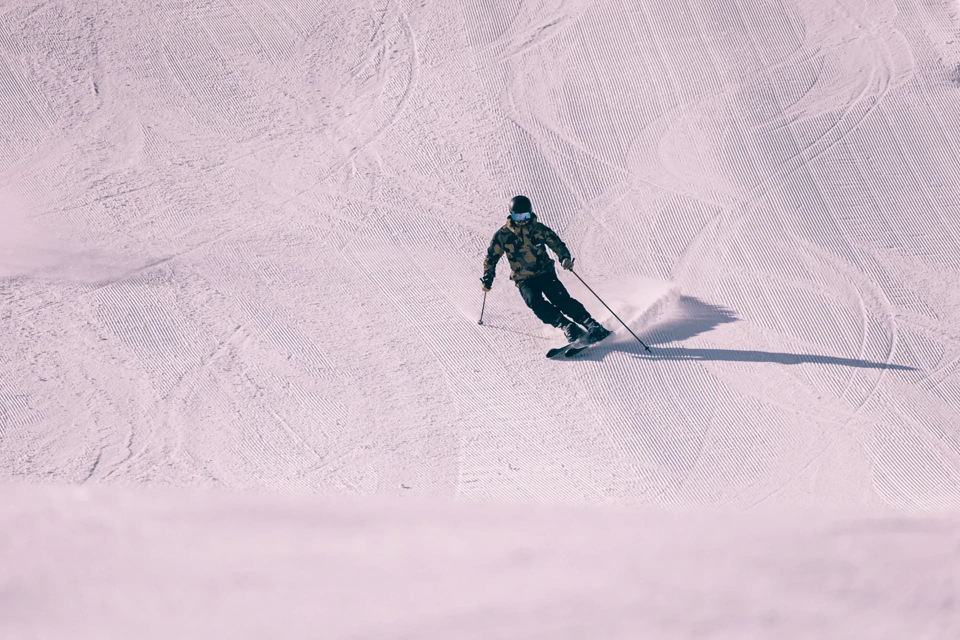 Skifahrer klein im Bild auf einem breiten Hang