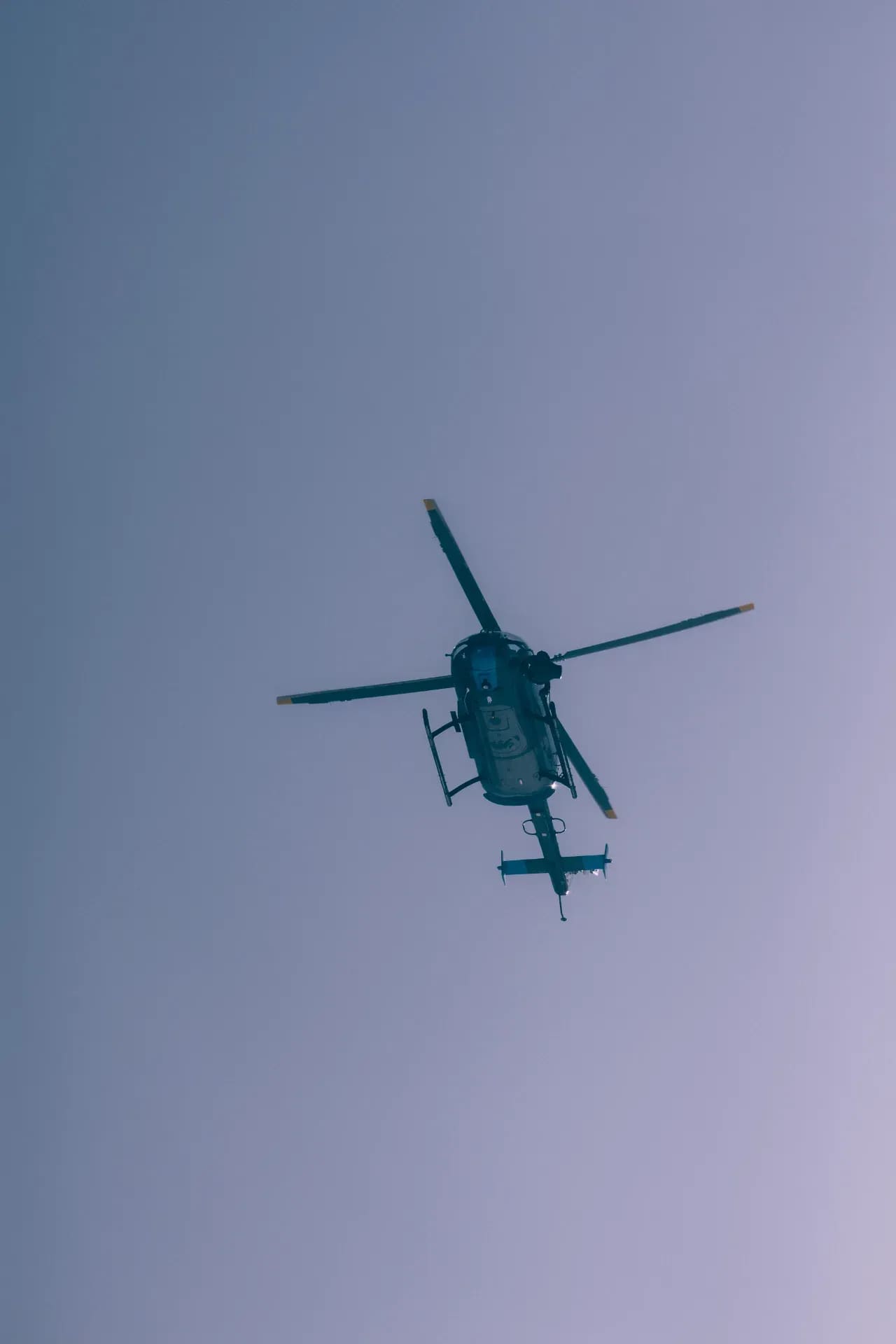 Hubschrauber am Himmel über dem Skigebiet