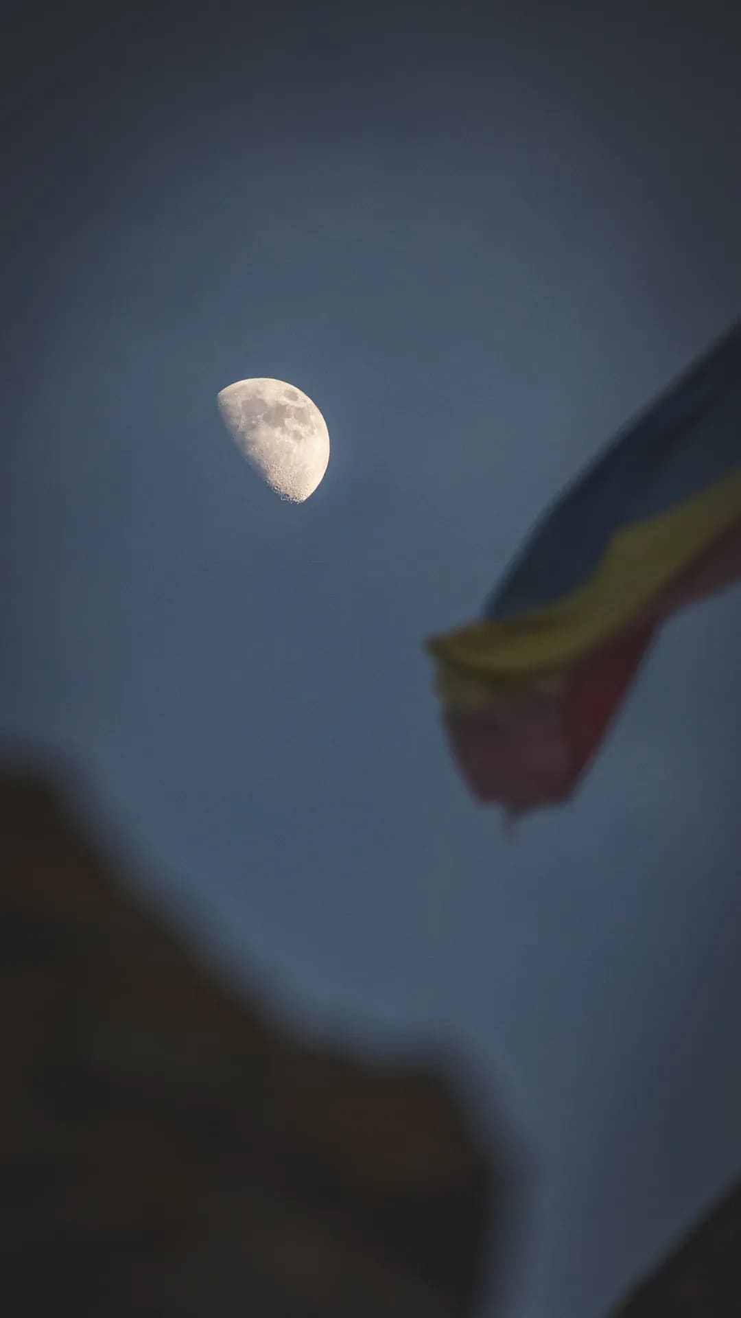 Zunehmender Mond hinter dünnen Wolken