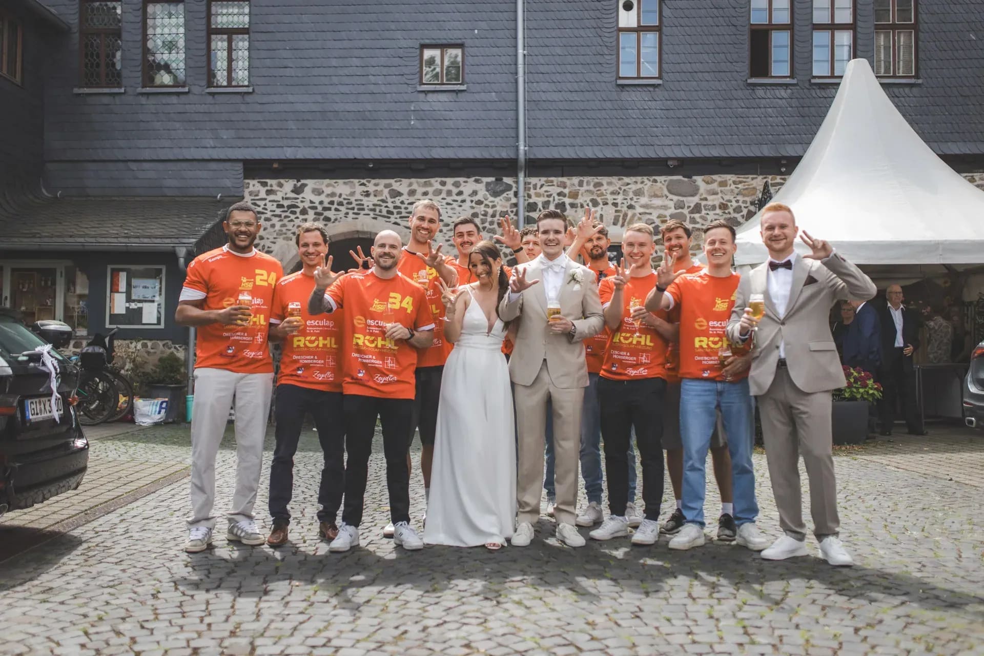 Gruppenbild mit einer Mannschaft in orangefarbenen Trikots