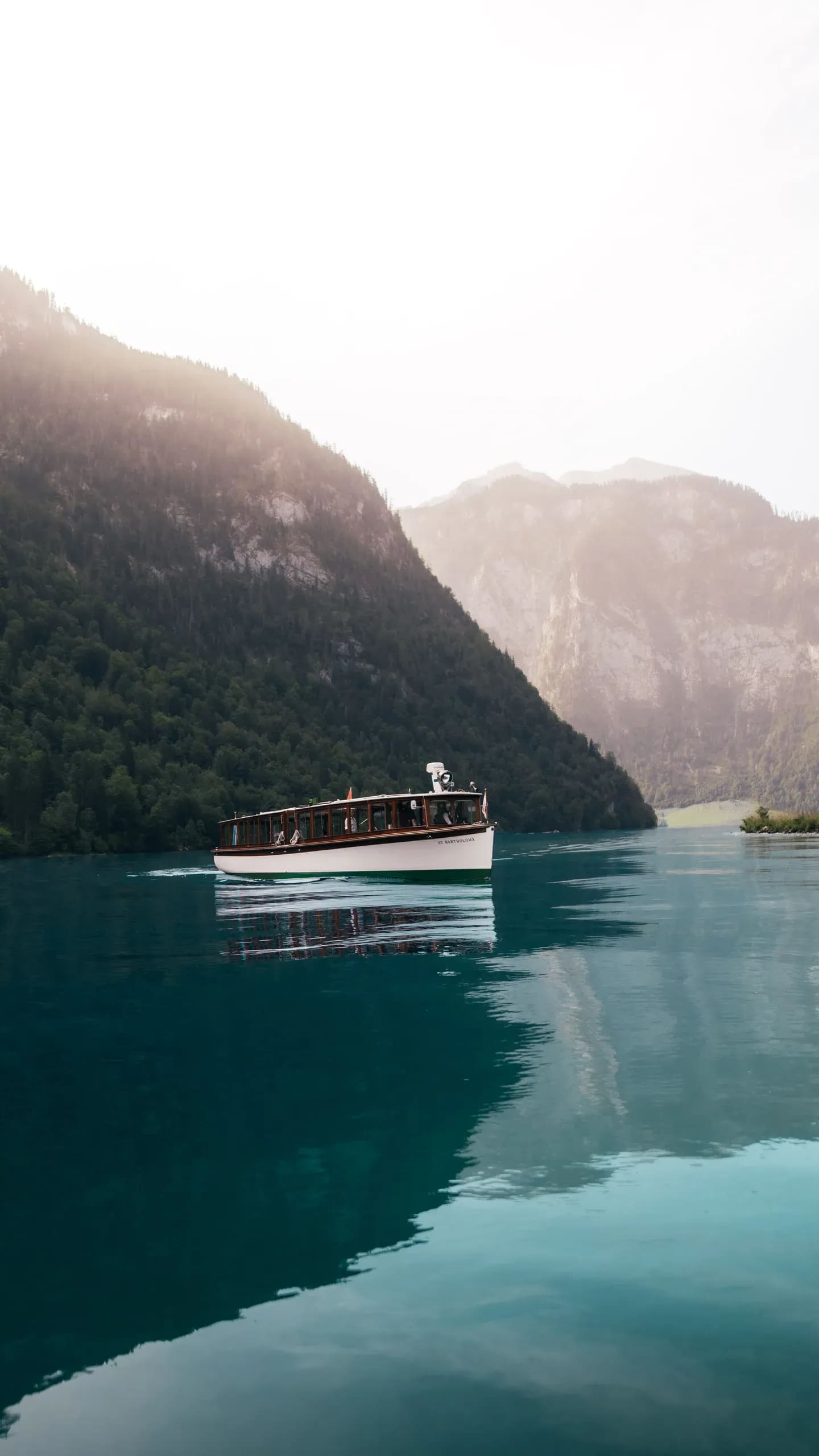 Ausflugsboot auf dem Königssee vor steiler Felswand