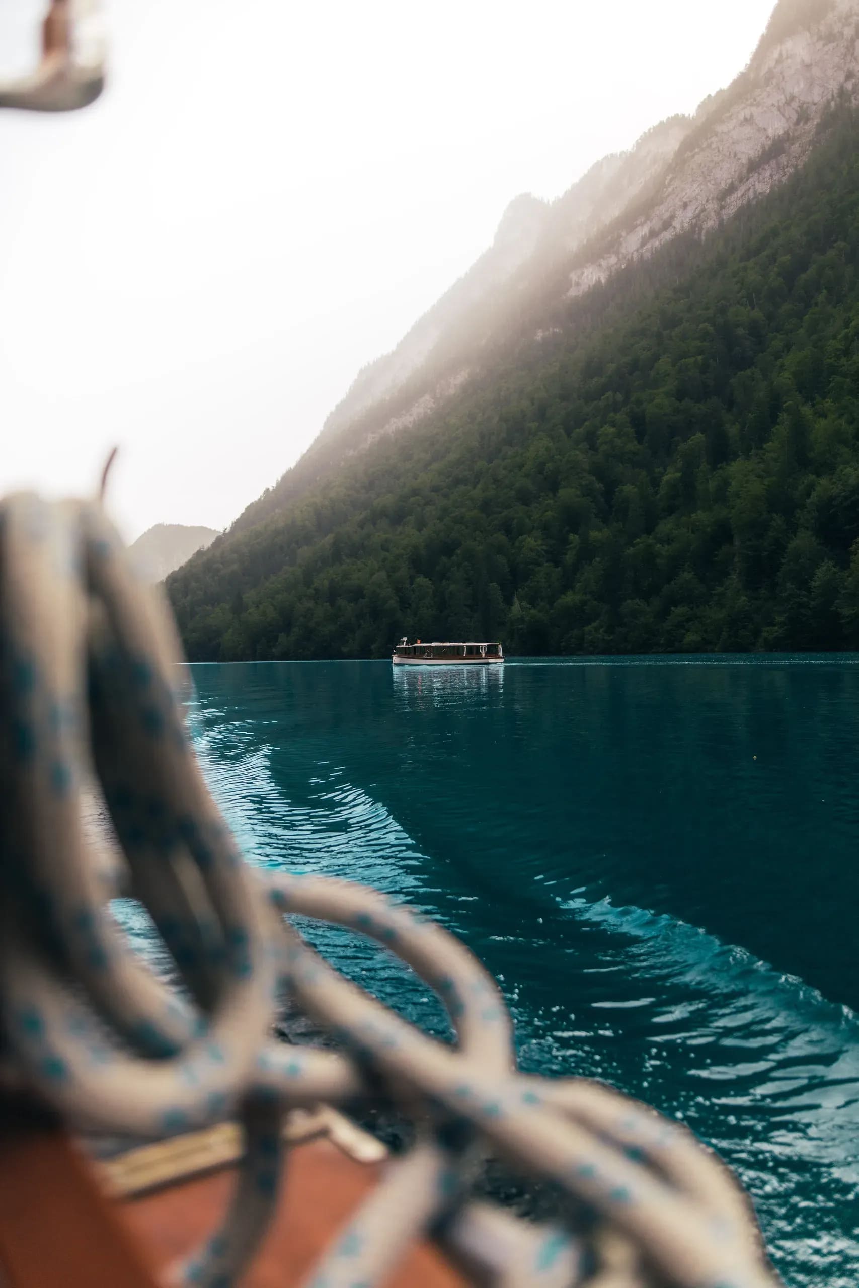 Blick vom Boot über den Königssee, Tau im Vordergrund