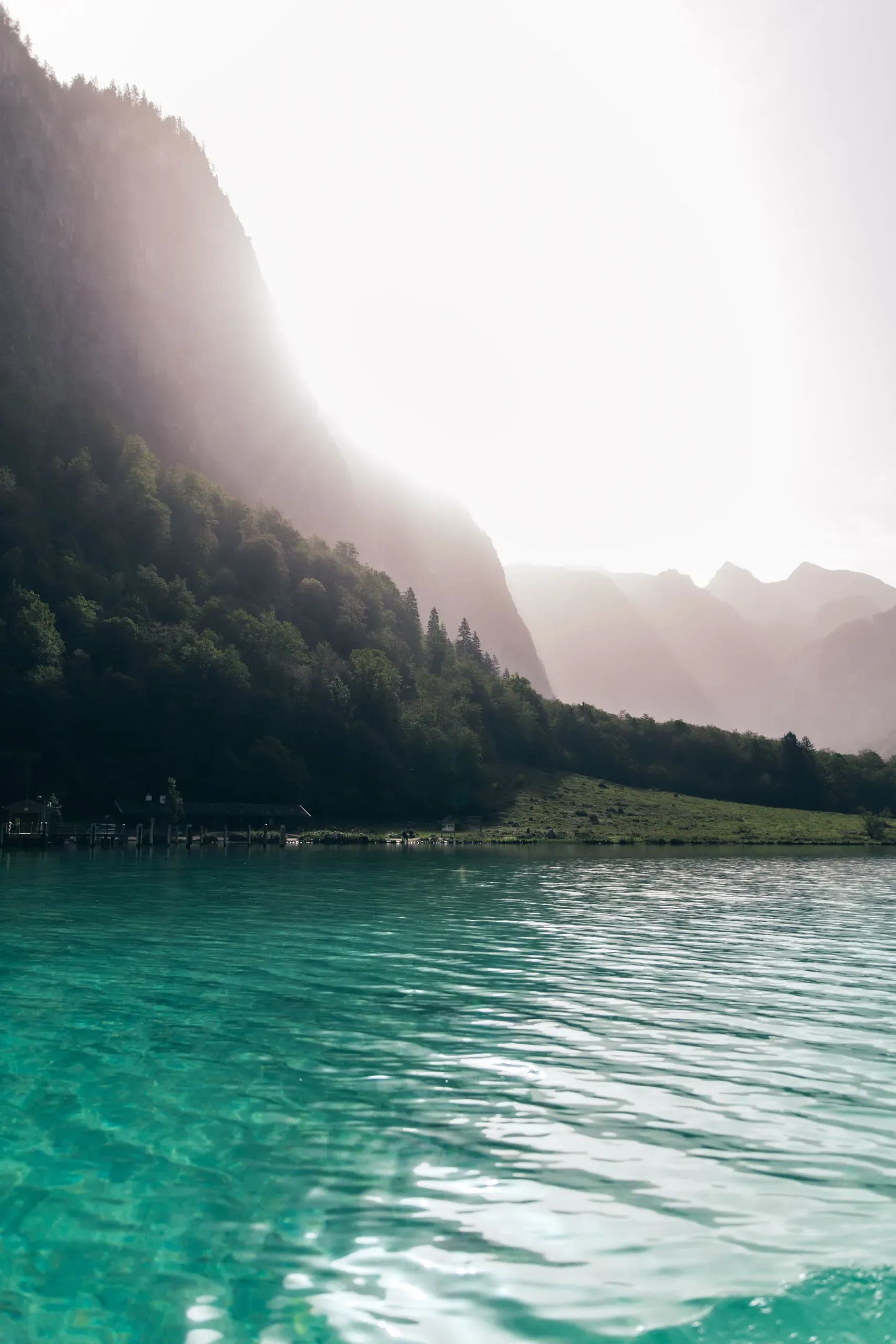 Gegenlicht über dem Königssee, Bergflanke im Dunst