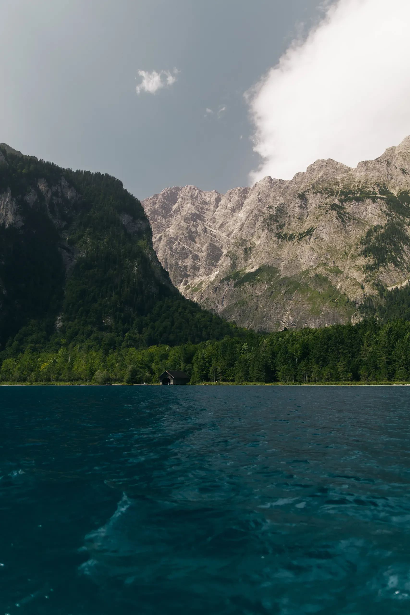 Wellen auf dem See, Kalkmassiv im Sonnenlicht