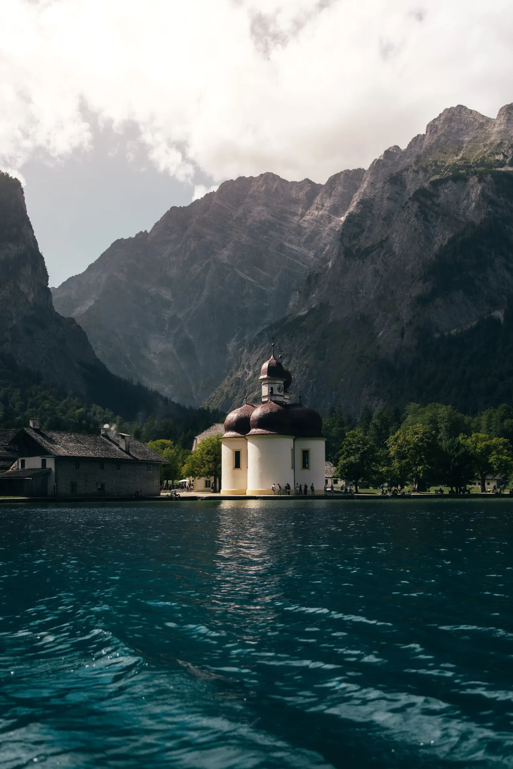 Die Kirche St. Bartholomä am Königssee vor steilen Felswänden