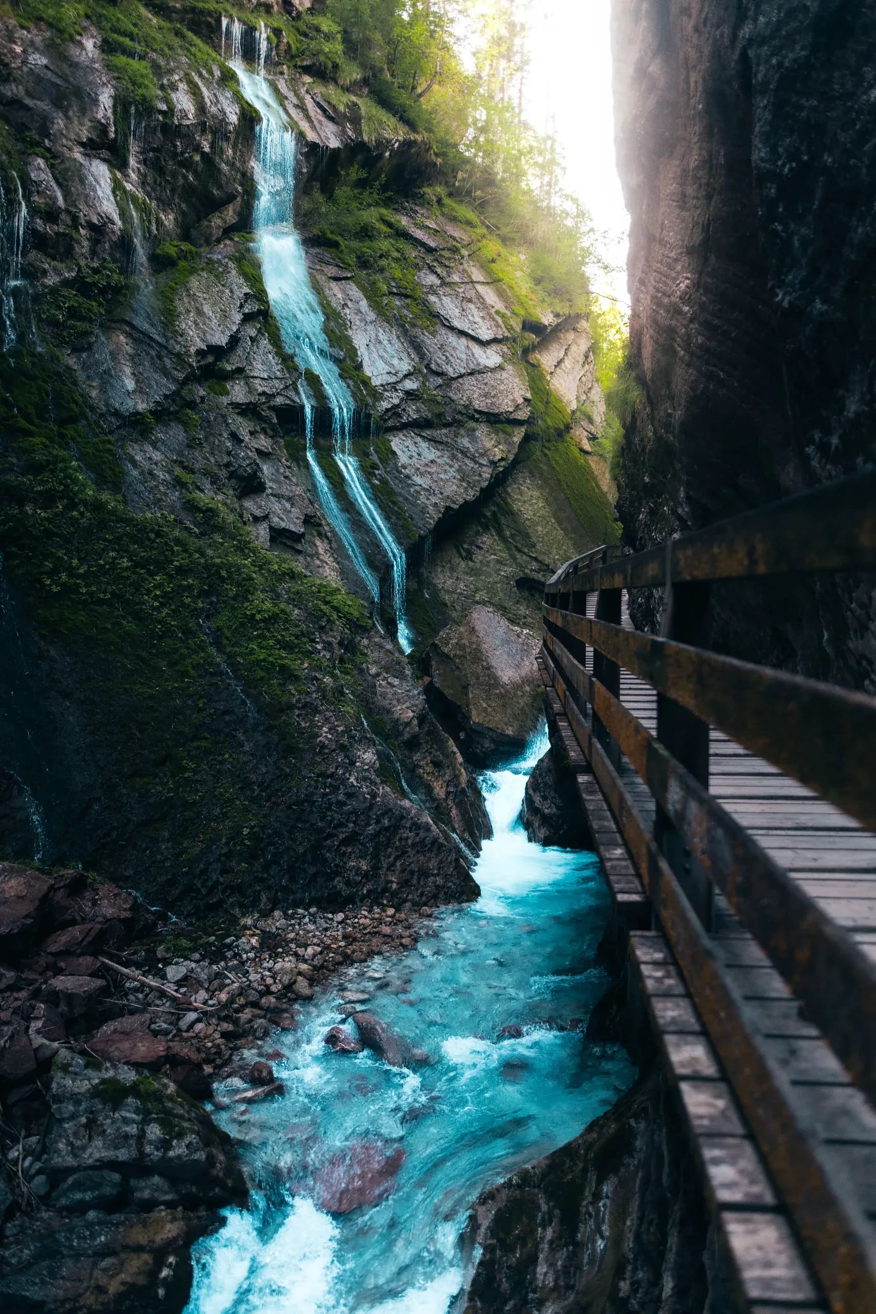 Wasserfall neben einem hölzernen Steg in der Klamm