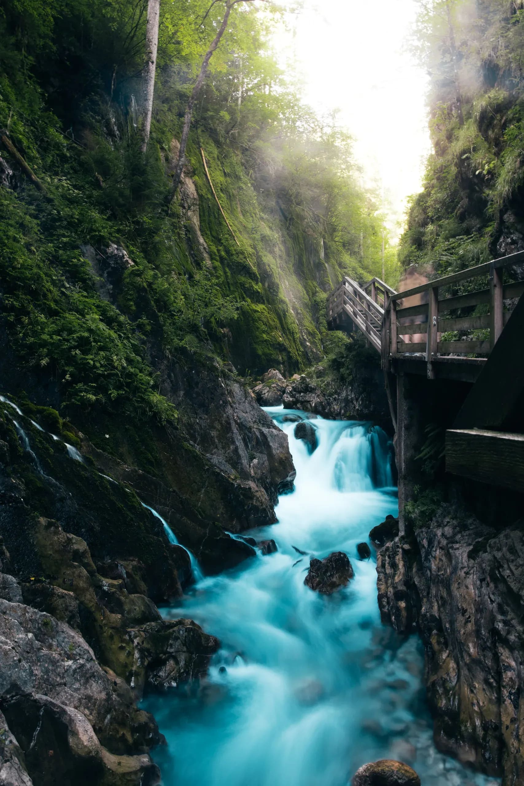 Türkiser Gebirgsbach in der Klamm, Steg an der Felswand