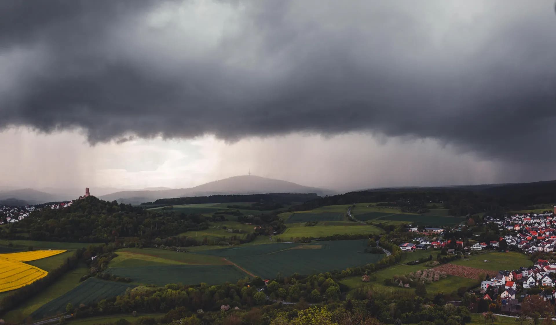 Gewitterfront über dem Tal, Burg auf dem Hügel