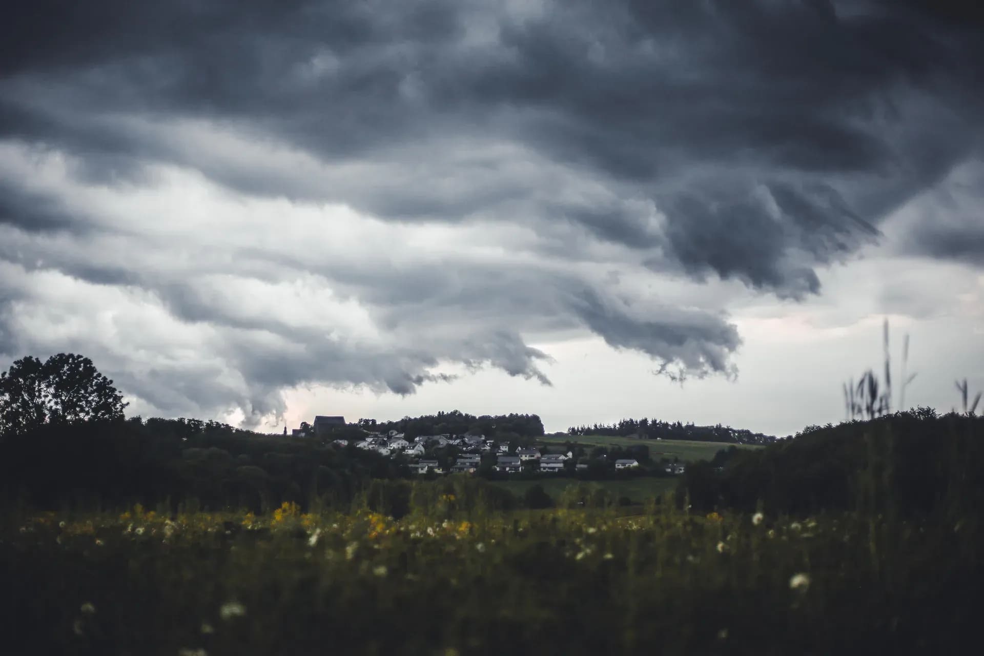 Wolkenband über Feldern und Ortschaft
