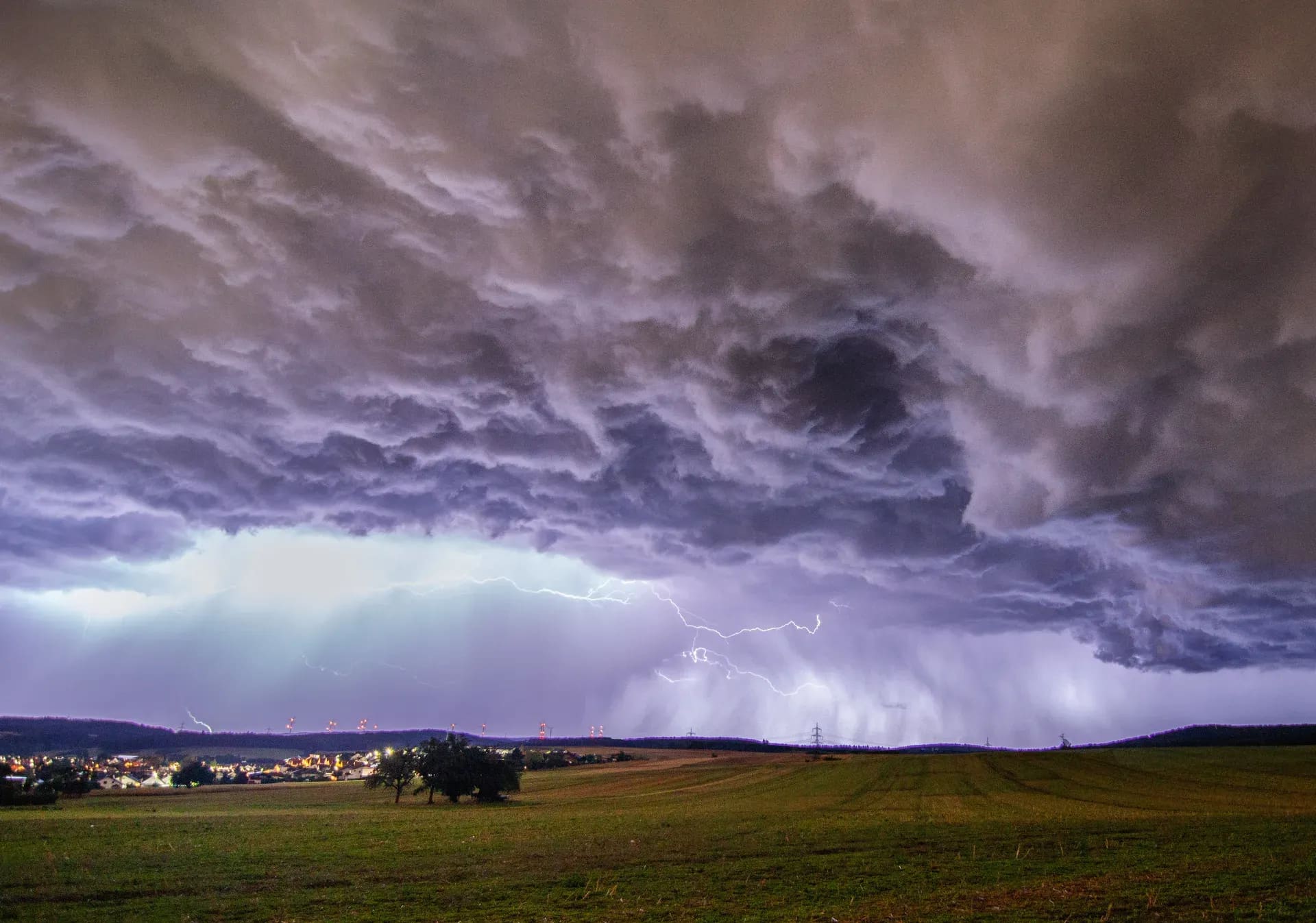 Gewitterwolke mit Blitzen über dem Ort bei Nacht