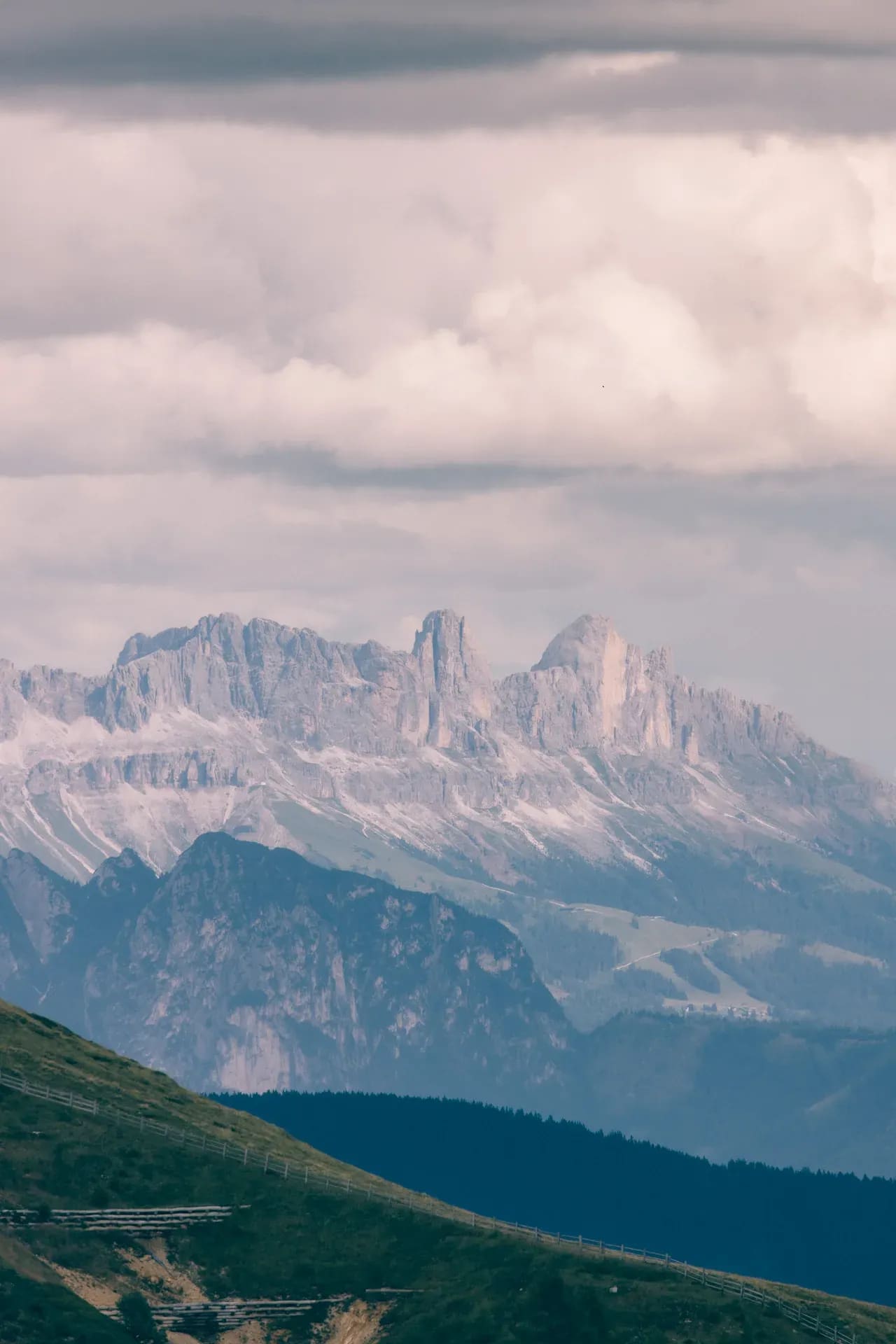 Dolomitengipfel über bewaldeten Hängen