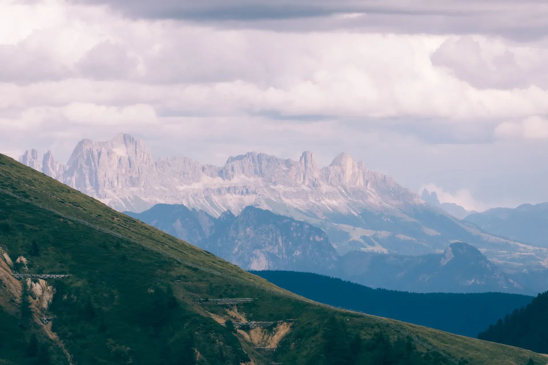 Bergkette der Dolomiten über grünen Almen