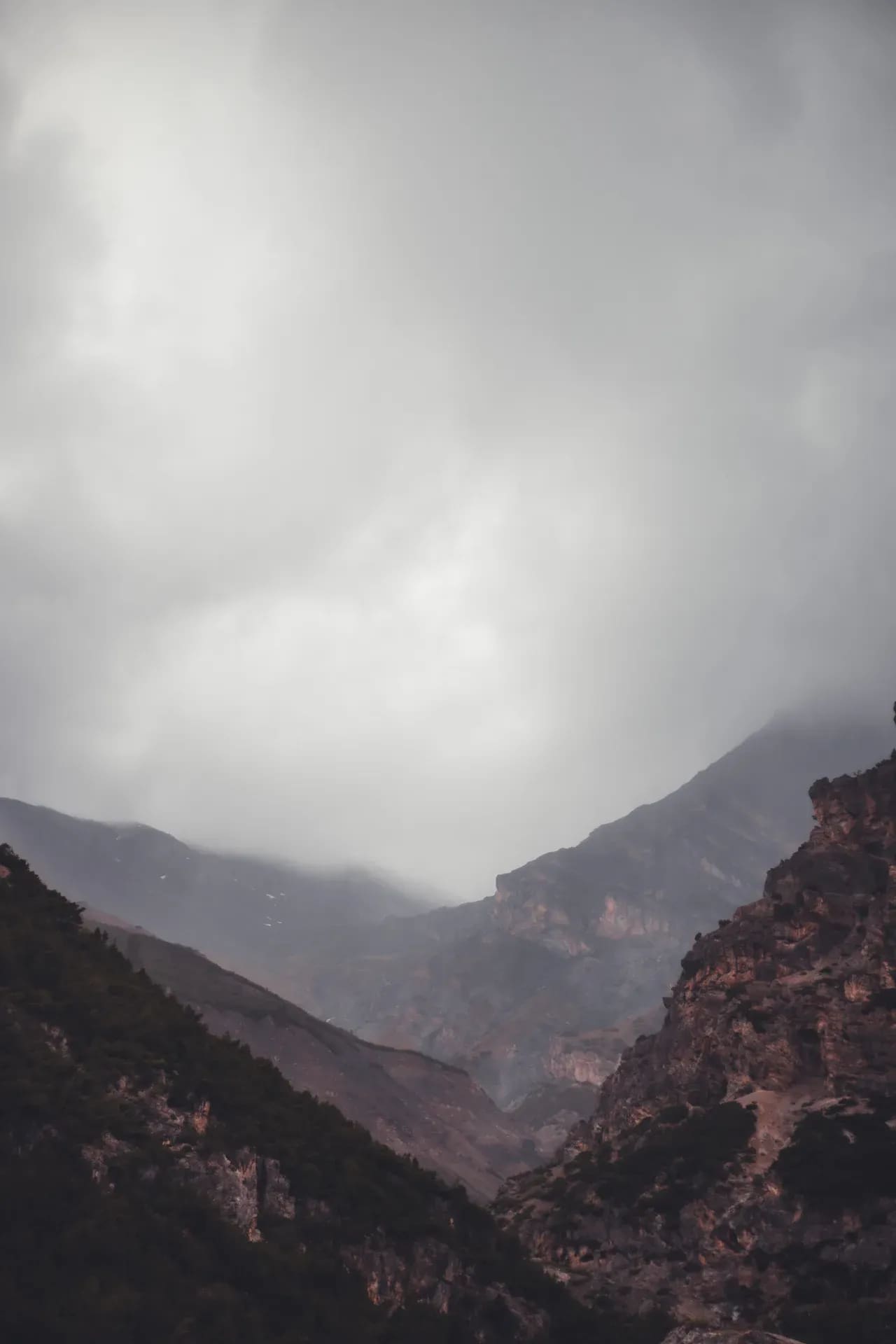 Wolken ziehen durch eine felsige Schlucht