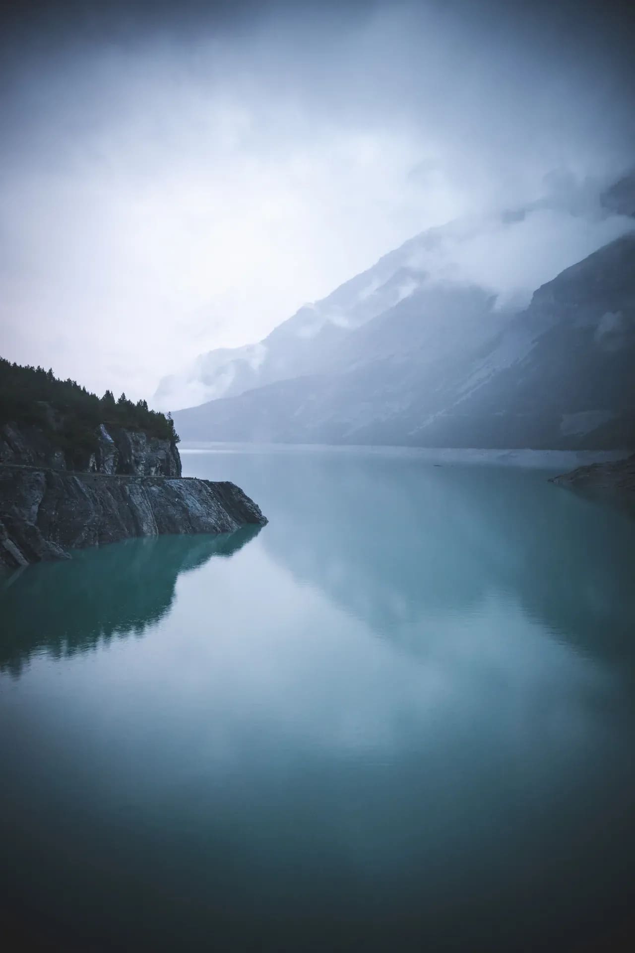 Türkiser Bergsee im Dunst