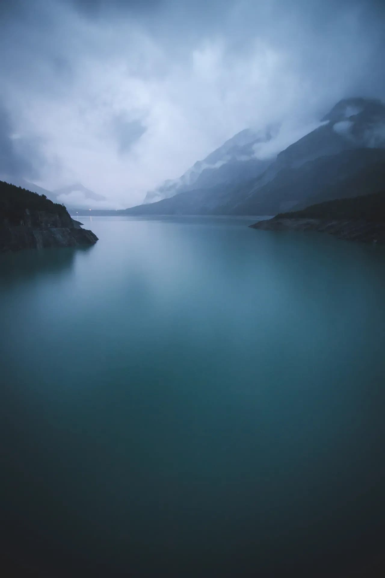 Bergsee im Nebel, lang belichtet