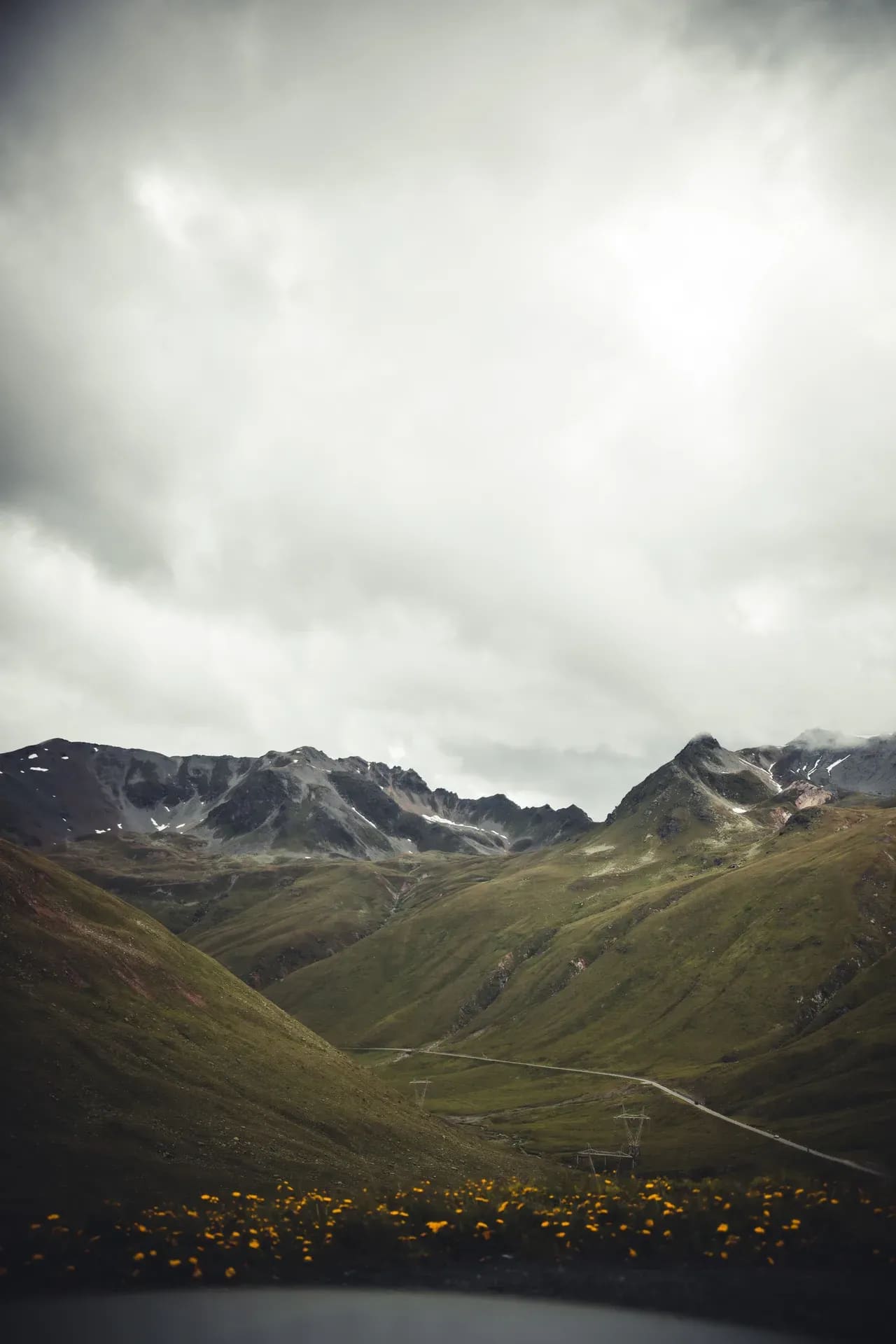 Passstraße durch ein weites Hochtal