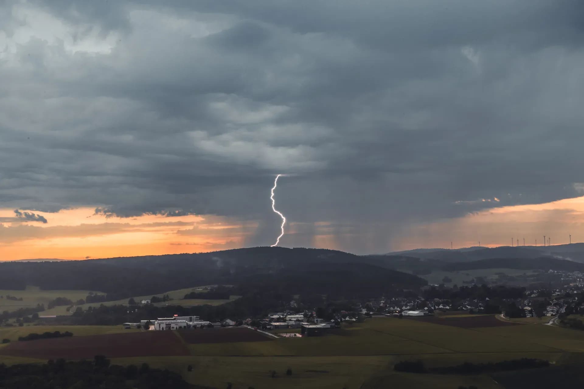 Blitz über der Stadt im Abendrot