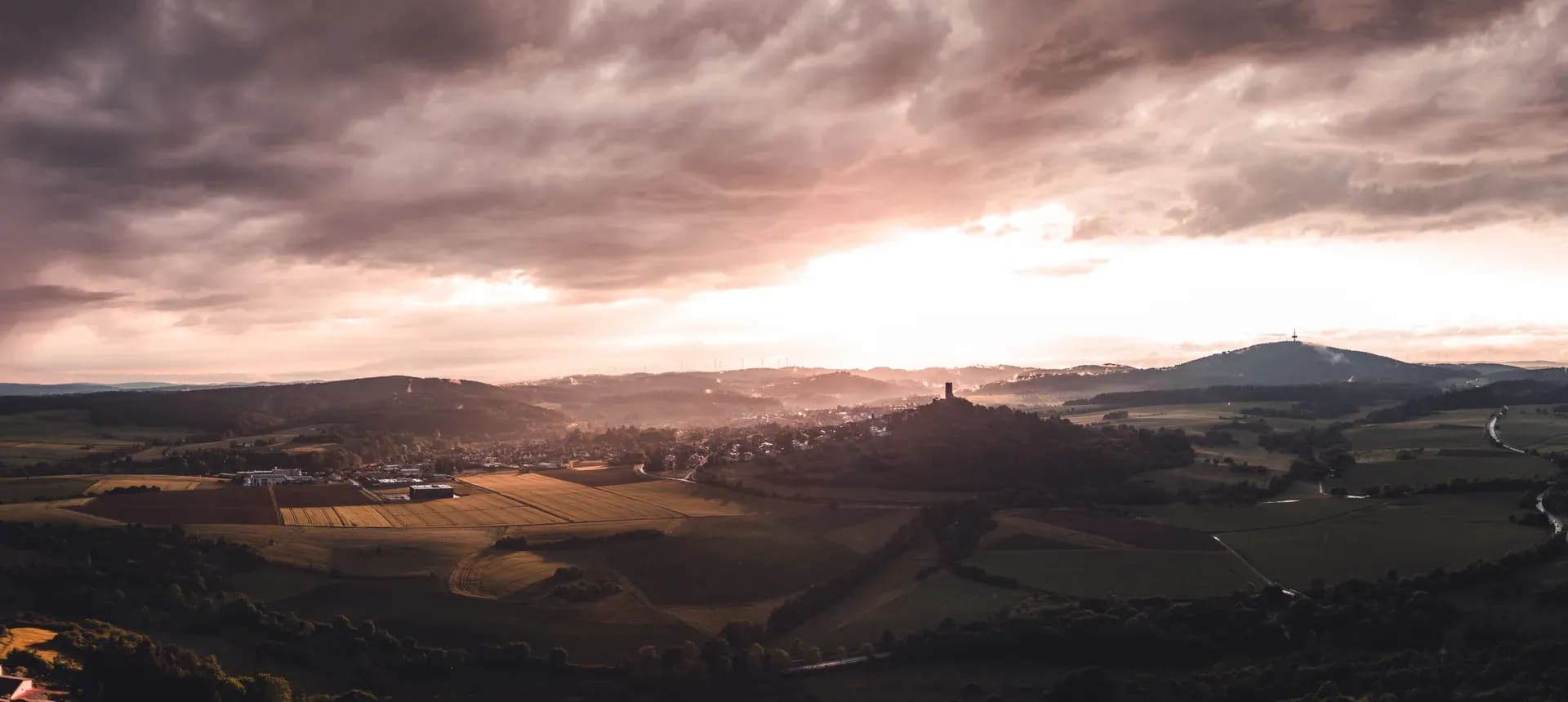 Weite Feldlandschaft im Abendlicht