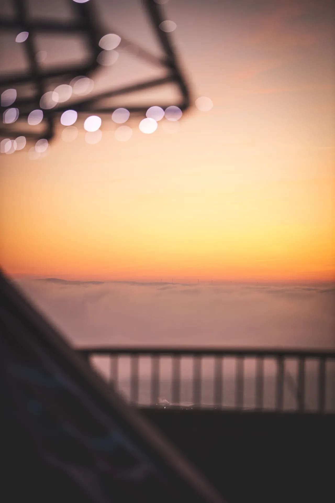 Sonnenuntergang vom Balkon aus, Geländer im Anschnitt
