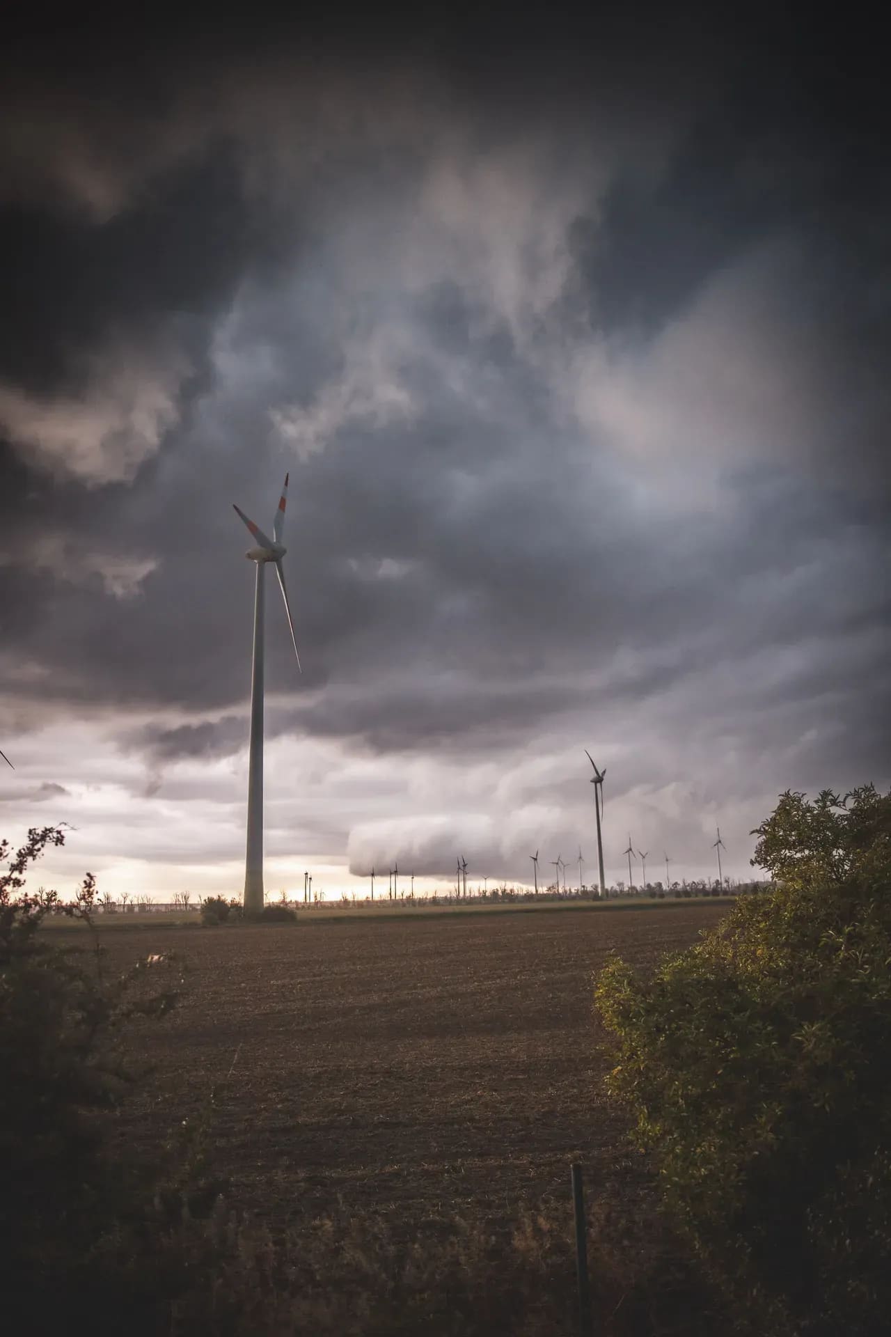 Windrad unter aufziehenden Gewitterwolken