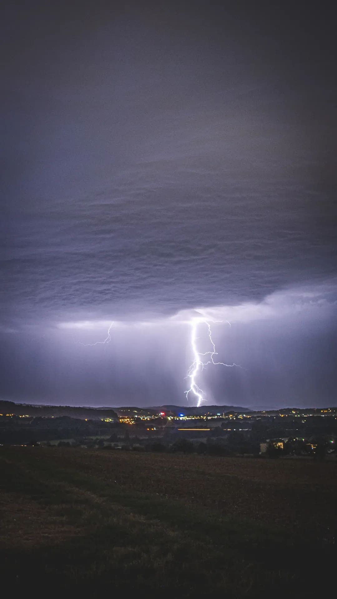 Blitz über einem Feld bei Nacht