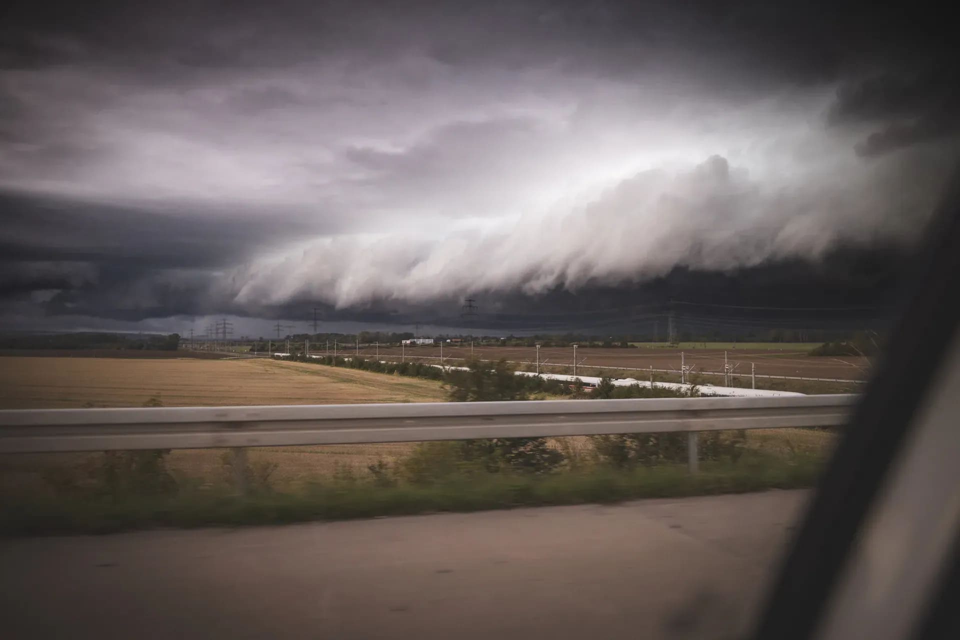 Wolkenwalze über der Autobahn, aus dem Auto gesehen